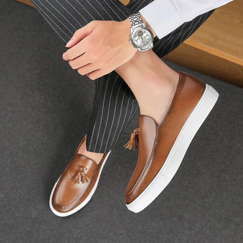 Bekväma bruna herrtofflor slip-on för ultimat komfort och avslappnad stil. Perfekta för både inomhus och utomhus.