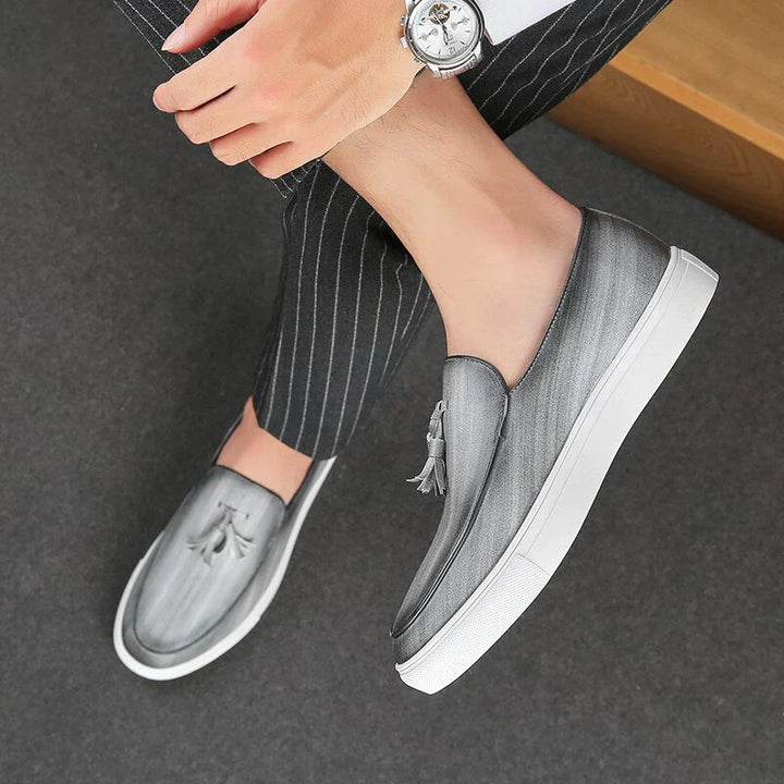Svarta herr slip-on tofflor med fokus på komfort. Idealiska som inomhusskor eller avslappnade utomhusskor för män.