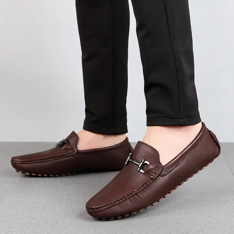 Bruna casual mockasiner för herr, stilfulla och bekväma vardagsskor som lyfter din outfit. Herrmode.