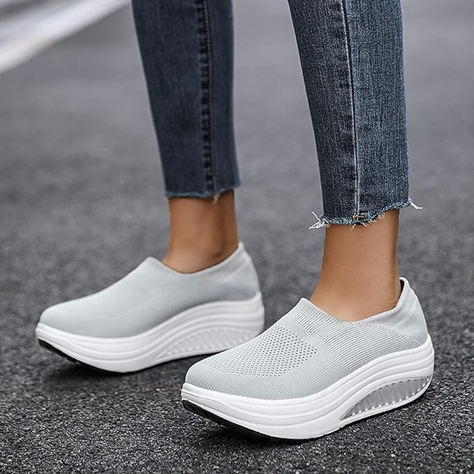 Sportiga dam flip flop sneakers. Ortopedisk komfortsula ger stöd för fötterna under aktiva sommaraktiviteter.