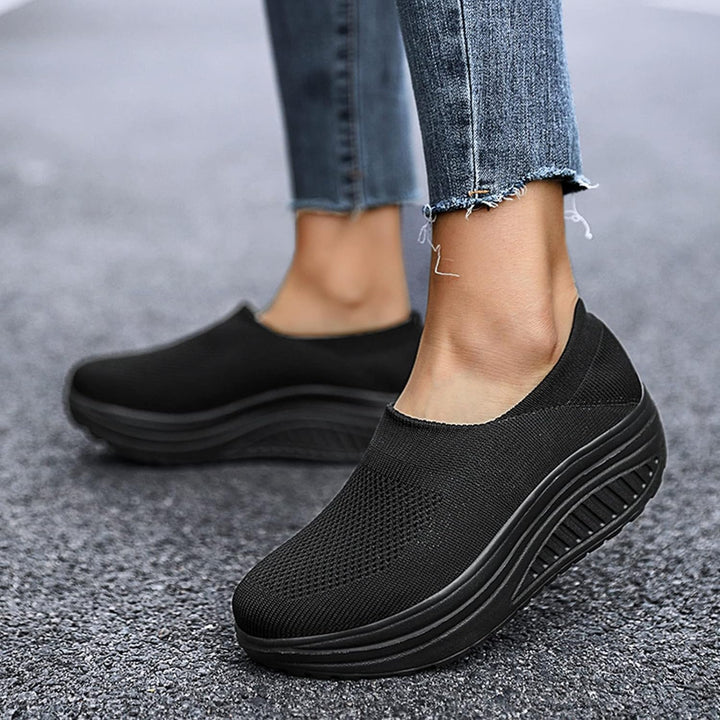 Dam flip flop sneakers med ortopedisk sula. Ideala sommar- och promenadskor som kombinerar stil och komfort.