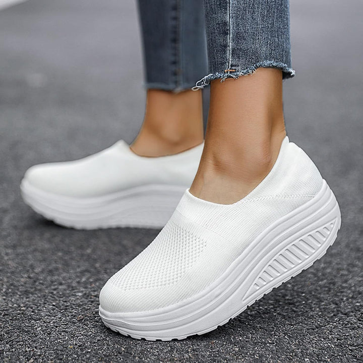 Kvinnors flip flop sneakers, trendiga och med ortopedisk komfort. Perfekta för både strand och stad.