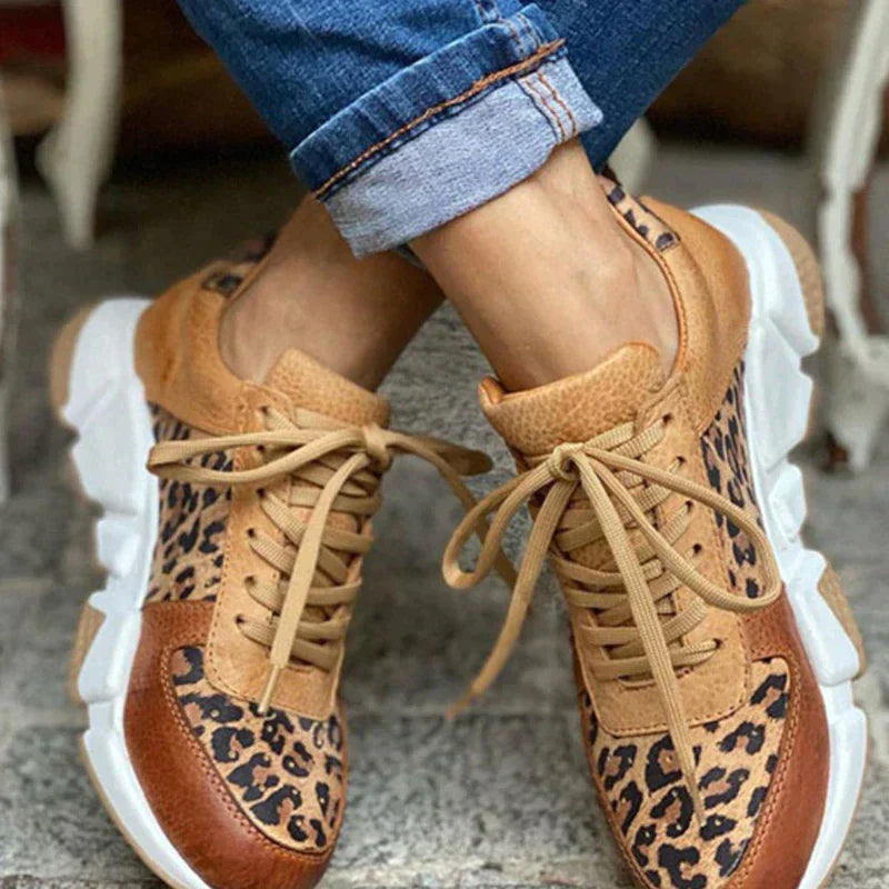 Mönstrade vardagsskor för kvinnor i leoparddesign. Bekväma, trendiga och stilrena damskor.