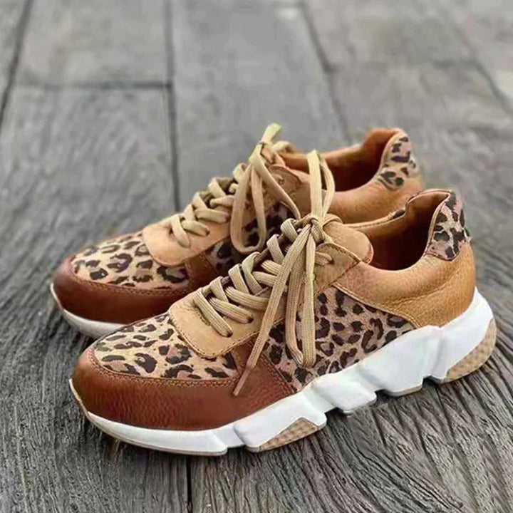 Damskor med leopardtryck, bekväma och stilrena fritidsskor för en modern look. Hög komfort.