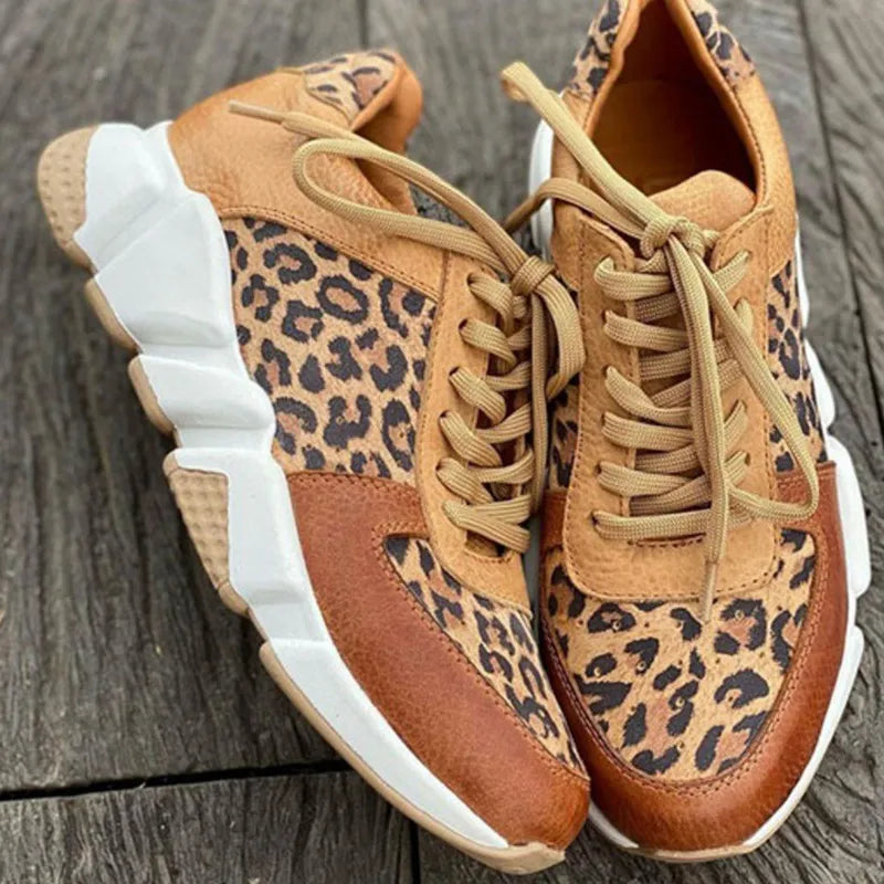Höst- och vårskor för kvinnor med snyggt leopardmönster. Bekväma och trendiga vardagsskor.