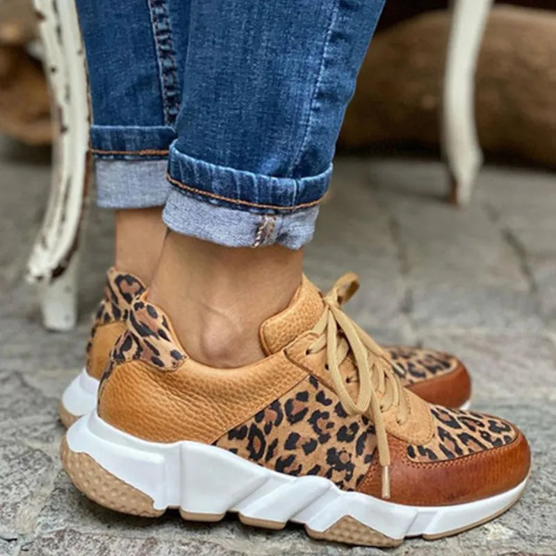 Trendiga damskor i leopardmönster. Bekväma och stilrena mode- och fritidsskor för alla tillfällen.