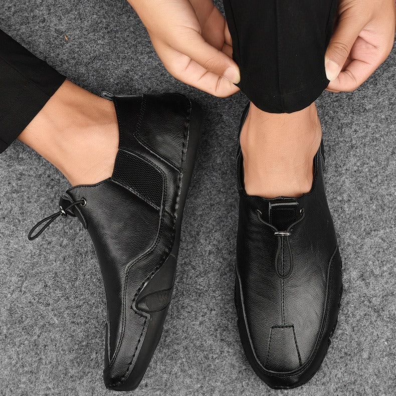 Khakifärgade slip-on herrtofflor, eleganta och mångsidiga. Idealiska som avslappnade eller formella skor.