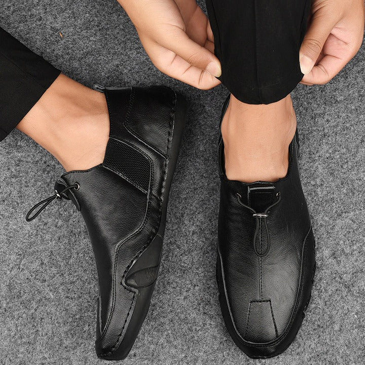 Khakifärgade slip-on herrtofflor, eleganta och mångsidiga. Idealiska som avslappnade eller formella skor.