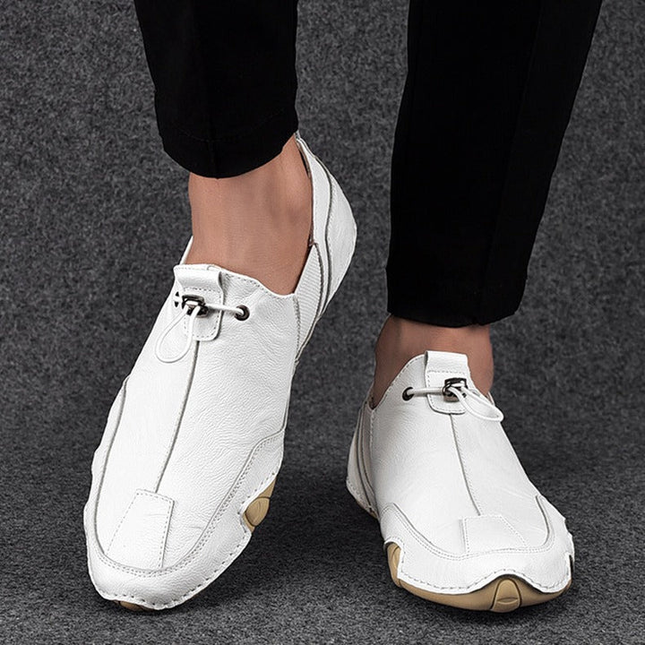 Svarta slip-on loafers för män med överlägsen komfort. Stilrena och bekväma för alla tillfällen.