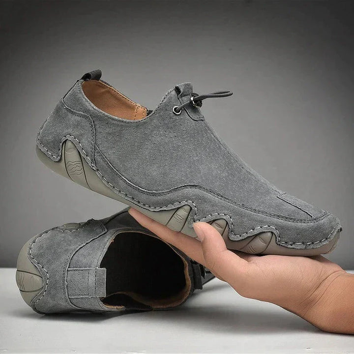 Grå herr slip-on tofflor/loafers, lätt att ta på. Mångsidiga och eleganta vardagsskor för män.