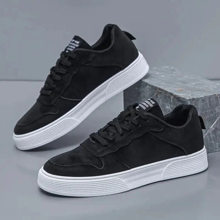 Herrsneakers med kardborre för enkel justering. Lättviktiga vardagsskor, perfekta för promenader och fritid.