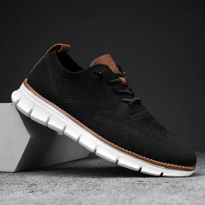 Moderna vita herr sneakers med bruna accenter. Lätta och bekväma för aktivitet och fritid.