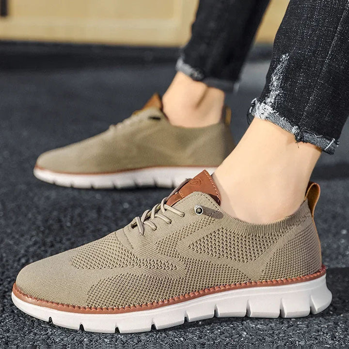 Herr sneakers med ventilerande material och stötdämpande sula. Bekväma aktivitetsskor.