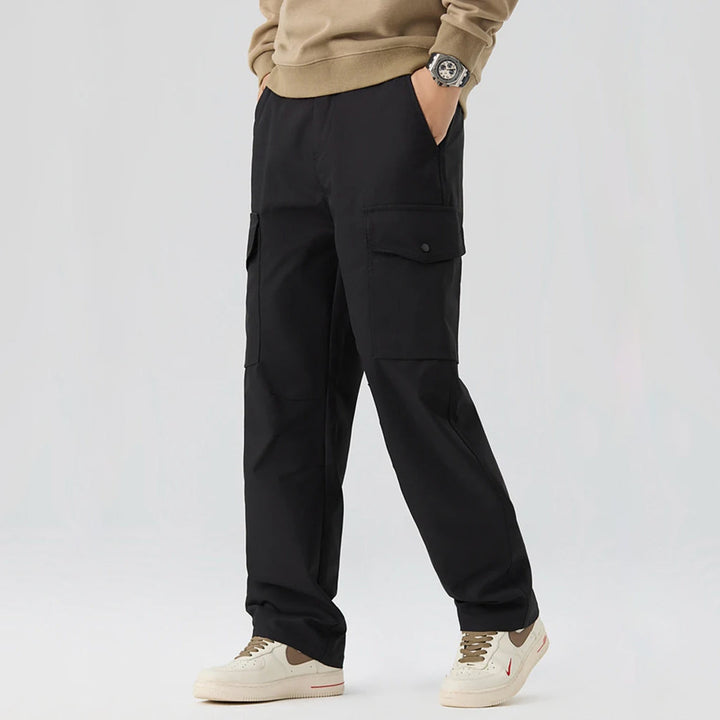 Herrars cargobyxor med avslappnad passform, sedda bakifrån. Bekväma vardagsbyxor för en casual stil.