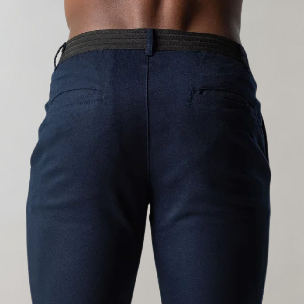 Stilrena herrchinos, perfekta för både kontoret och fritiden. En klassisk chinosbyxa för modern herrmode.
