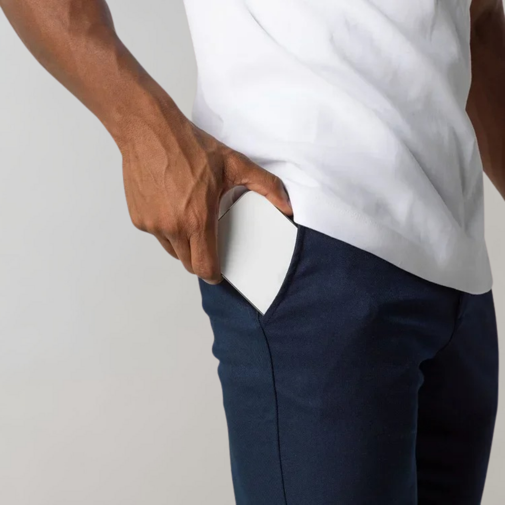 Herrchinos med modern passform, idealiska för en aktiv livsstil. Bekväma casualbyxor som lyfter din vardagsstil.