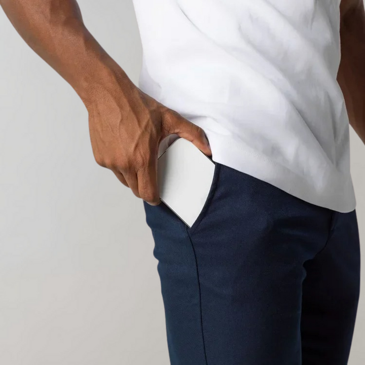 Herrchinos med modern passform, idealiska för en aktiv livsstil. Bekväma casualbyxor som lyfter din vardagsstil.