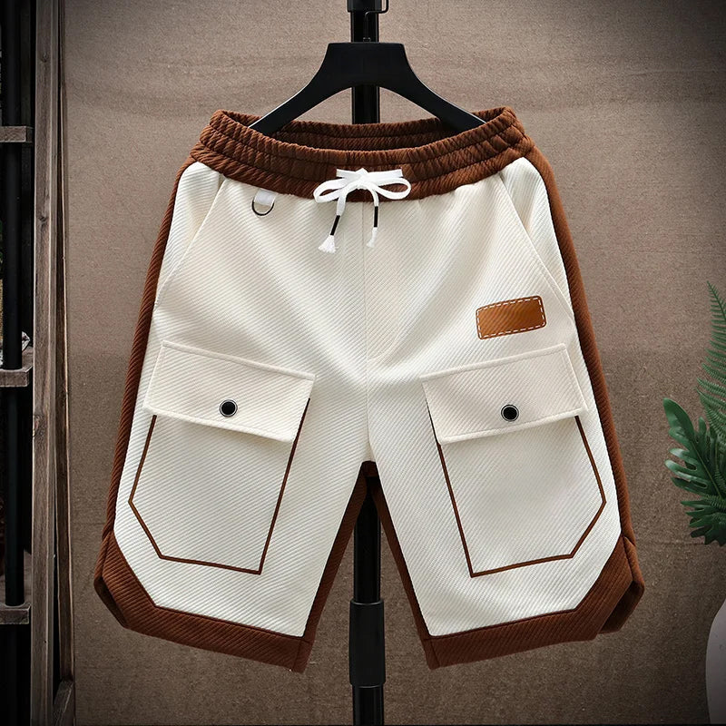 Modell bär avslappnade, knälånga herrshorts. Perfekta sommarshorts för en stilren och bekväm fritid.