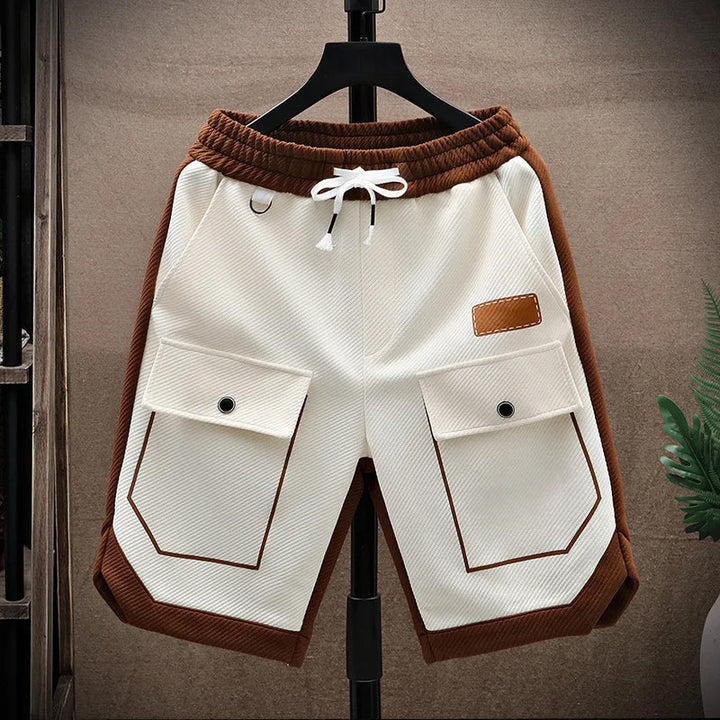 Modell bär avslappnade, knälånga herrshorts. Perfekta sommarshorts för en stilren och bekväm fritid.