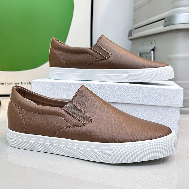 Bekväma herrslippers i stilren design för inom- och utomhusbruk. Lätta att ta på för vardagen.