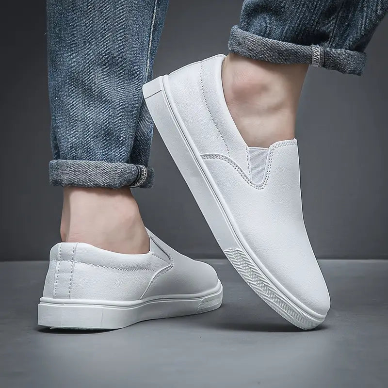 Mångsidiga herrslippers som kombinerar komfort och stil, passar som både inneskor och casual utomhusskor.