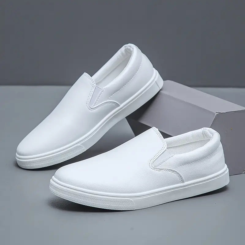 Närbild av en bekväm herrslipper med robust sula och mjuk ovandel, för ultimat avslappnad komfort.