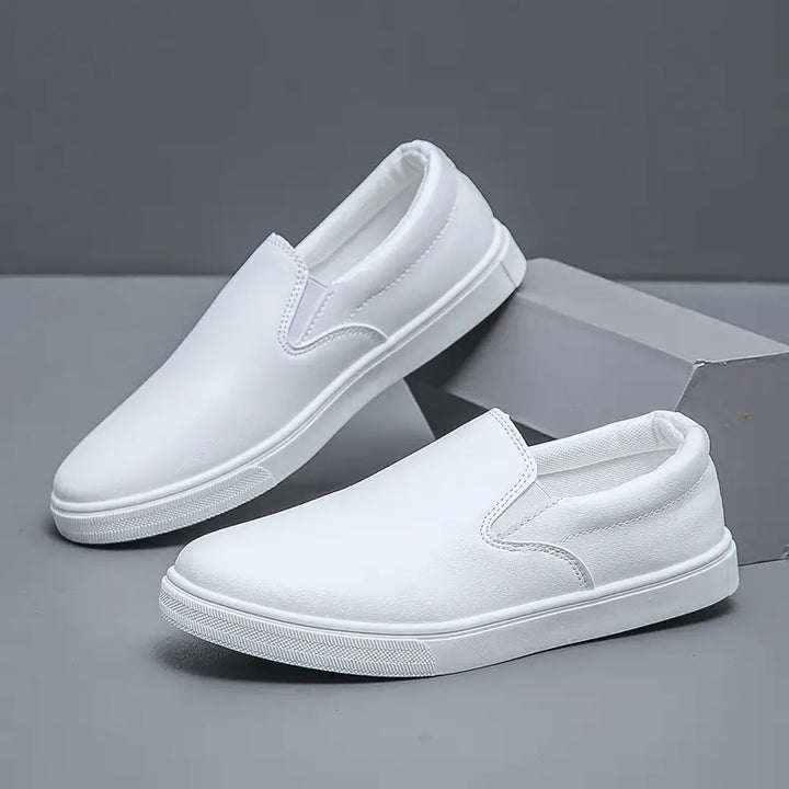 Närbild av en bekväm herrslipper med robust sula och mjuk ovandel, för ultimat avslappnad komfort.