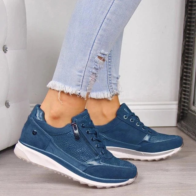 Kvinna går i bekväma promenadskor, idealiska för långa promenader och aktiv fritid.