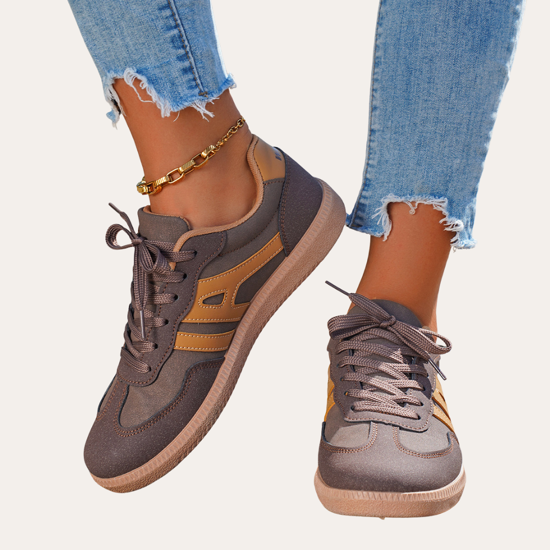 Detalj av den mjuka och stötdämpande sulan på kvinnors bekväma sneakers med fotvalvsstöd.