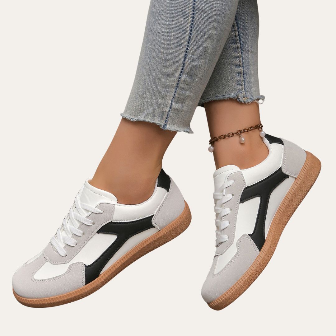 Moderna kvinnors sneakers i ventilerande material. Bekväma vardagsskor med mjuk sula för damer.