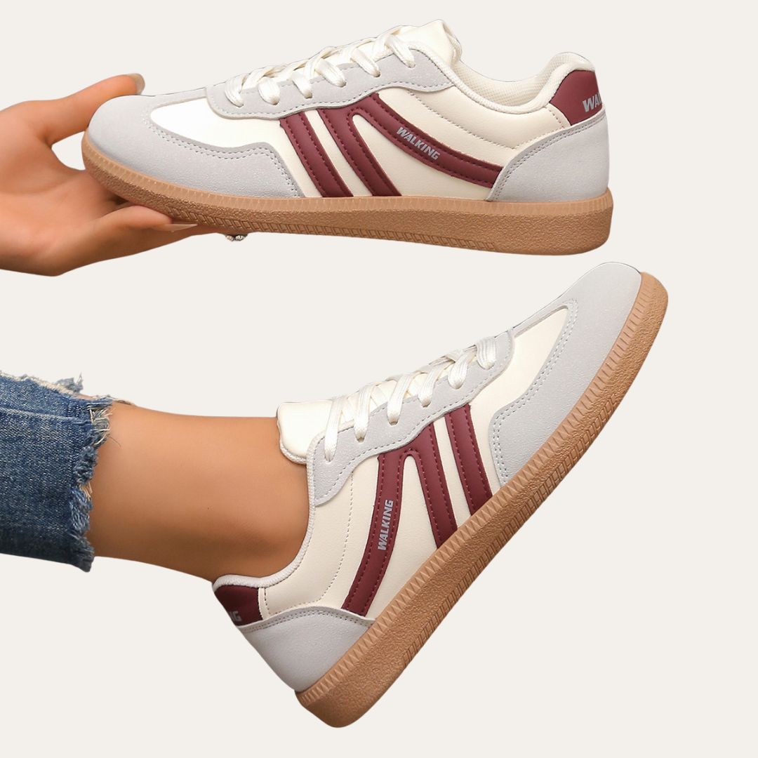 Kvinnors fötter i bekväma sneakers med fotvalvsstöd. Perfekta för aktiva dagar och promenader.