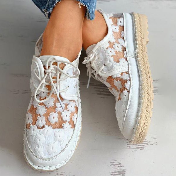 Broderade bekväma damskor med blommönster, perfekta för sommar och fest.