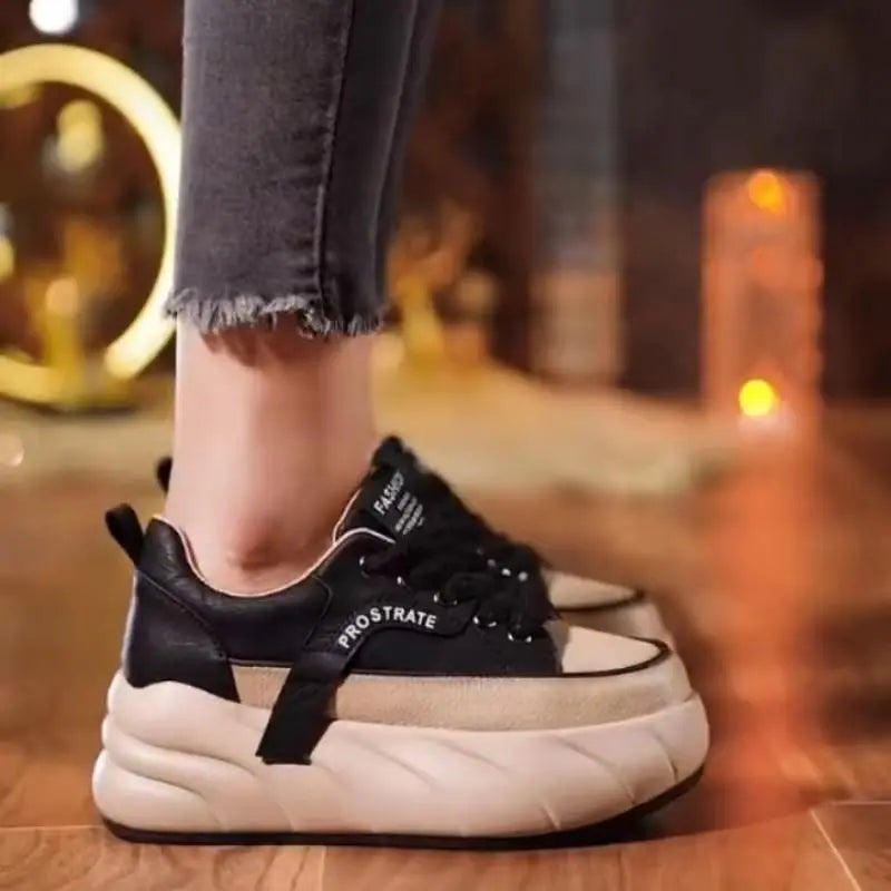 Bruna modesneakers för dam med tjock sula. Trendiga och bekväma vardagsskor.