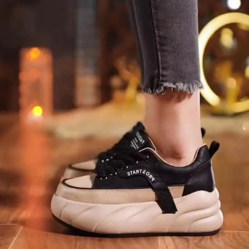 Kvinnorsneakers med tjock sula, designade för optimal dämpning och fotstöd.