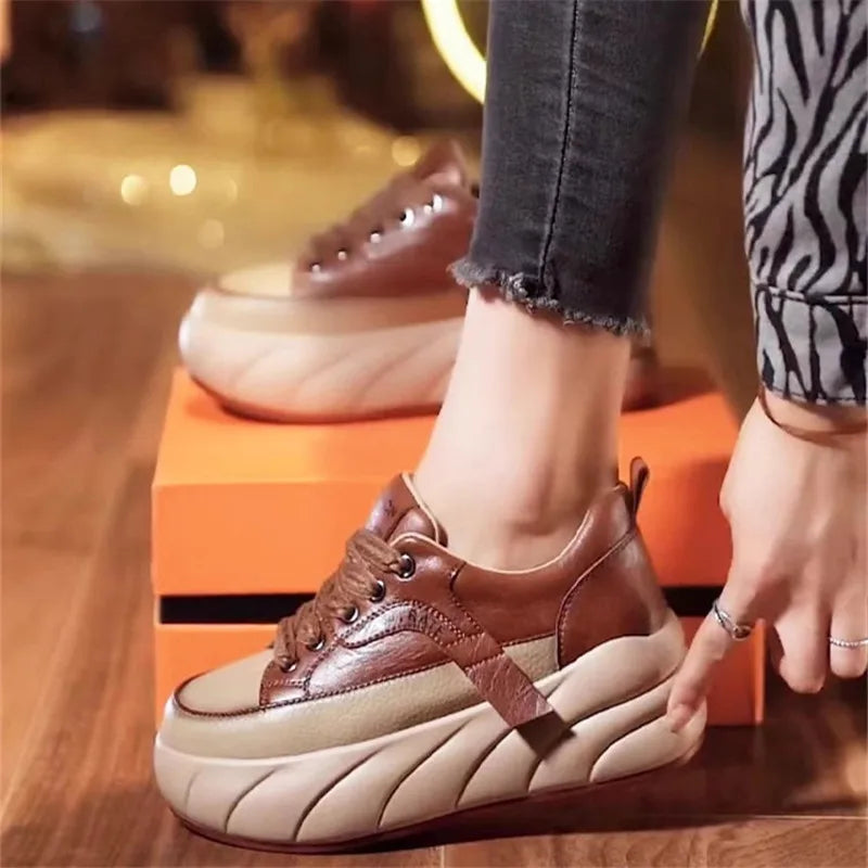 Stilrena komfortskor för kvinnor. Sneakers med tjock sula för stöd och modern stil.
