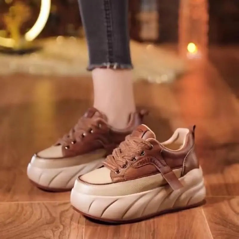 Detaljbild av sneakers tjocka, greppvänliga sula för extra stabilitet och dämpning.
