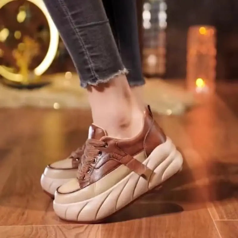 Bekväma svarta kvinnorsneakers med tjock sula. Mångsidiga för mode och aktiva dagar.