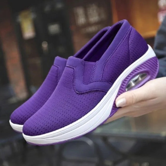 Svarta halkfria kvinnors sneakers, idealiska för vardagsbruk. Erbjuder säkerhet, stil och komfort för fötterna.