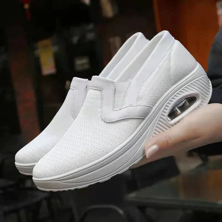 Stiliga vita kvinnors sneakers med utmärkt fotstöd. Moderna och bekväma vardagsskor för modeinriktade kvinnor.