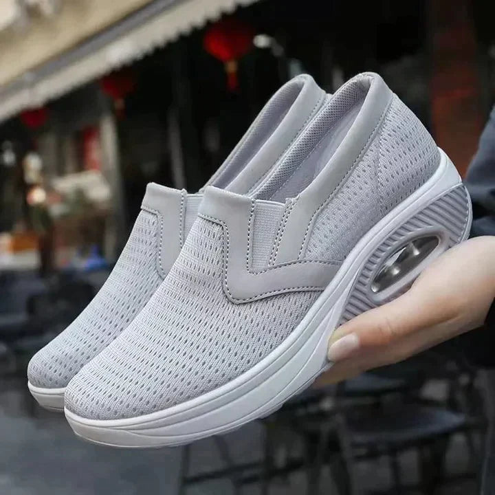 Grå kvinnors sneakers för vår och höst. Bekväma, stiliga och halkfria med bra fotstöd för alla aktiviteter.