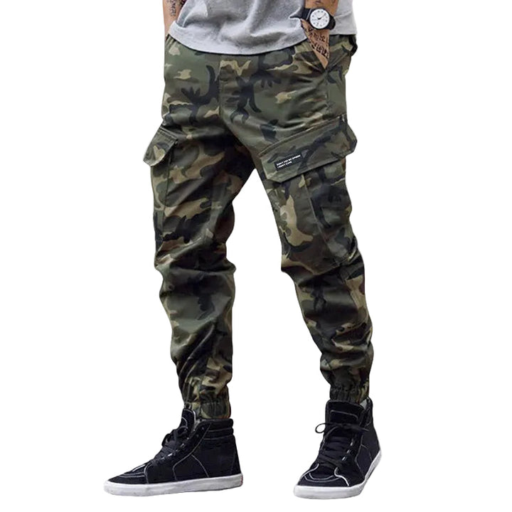 Bekväma mäns Camo Cargo Joggers för urban stil och vardagsbruk. Multifickor ger praktisk förvaring.