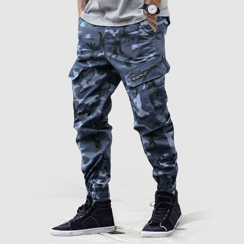 Kamouflagemönstrade herr cargo joggers, perfekta som fritidsbyxor för utomhusaktiviteter. Stil och komfort.