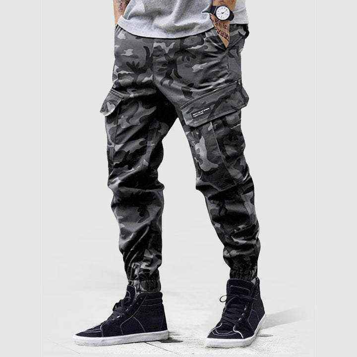 Stilrena herr camo cargo joggers med multifickor, idealiska som bekväma träningsbyxor eller vardagsbyxor.