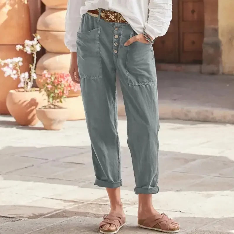 Sommarbyxor för damer, bekväma och löst sittande, perfekta för en avslappnad look med funktionella fickor.