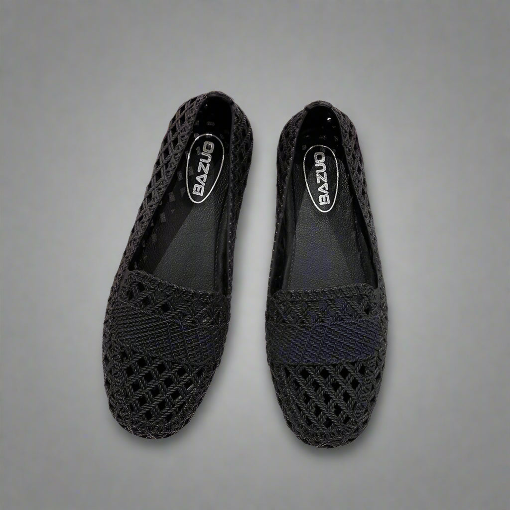 Stilrena dam flats, bekväma slip-on skor för kvinnor. Idealiska som vardags- och vårskor med en elegant touch.