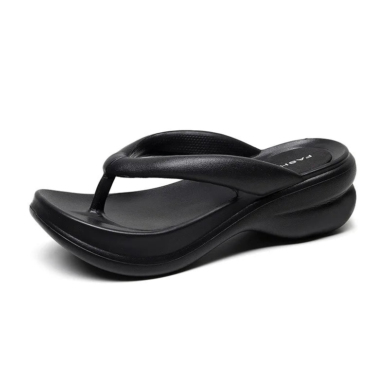 Bekväma slip-on kilklackstofflor för kvinnor, stilren design, idealiska som sommarskor.