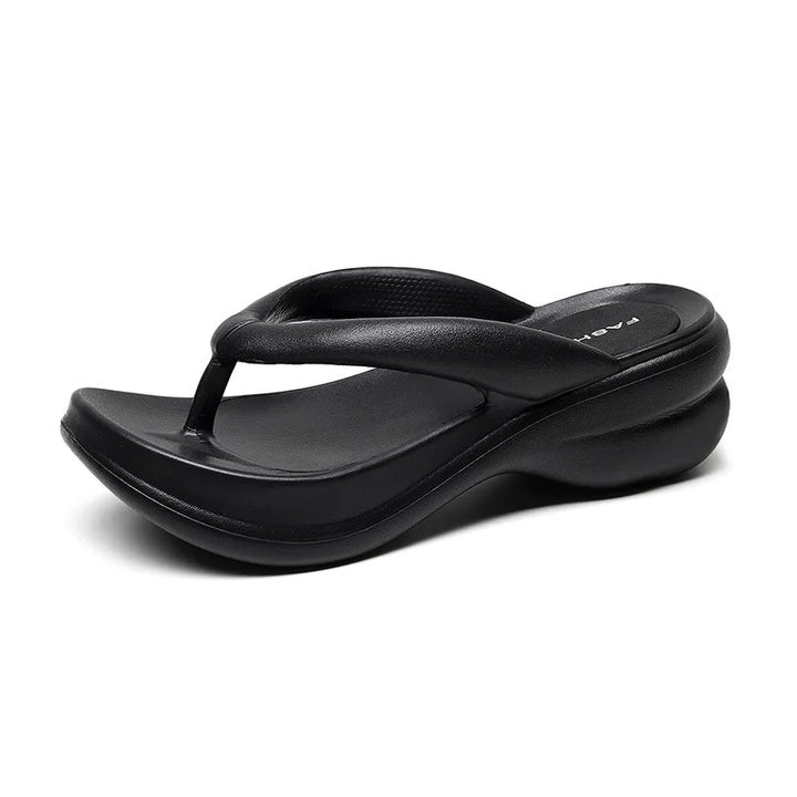 Bekväma slip-on kilklackstofflor för kvinnor, stilren design, idealiska som sommarskor.