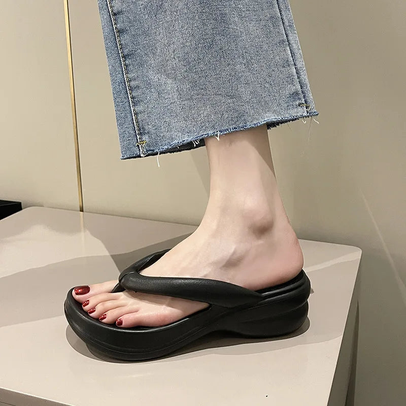 Kvinnors bekväma kilklackstofflor i stilren design, en lättviktig slip-on för varma dagar.