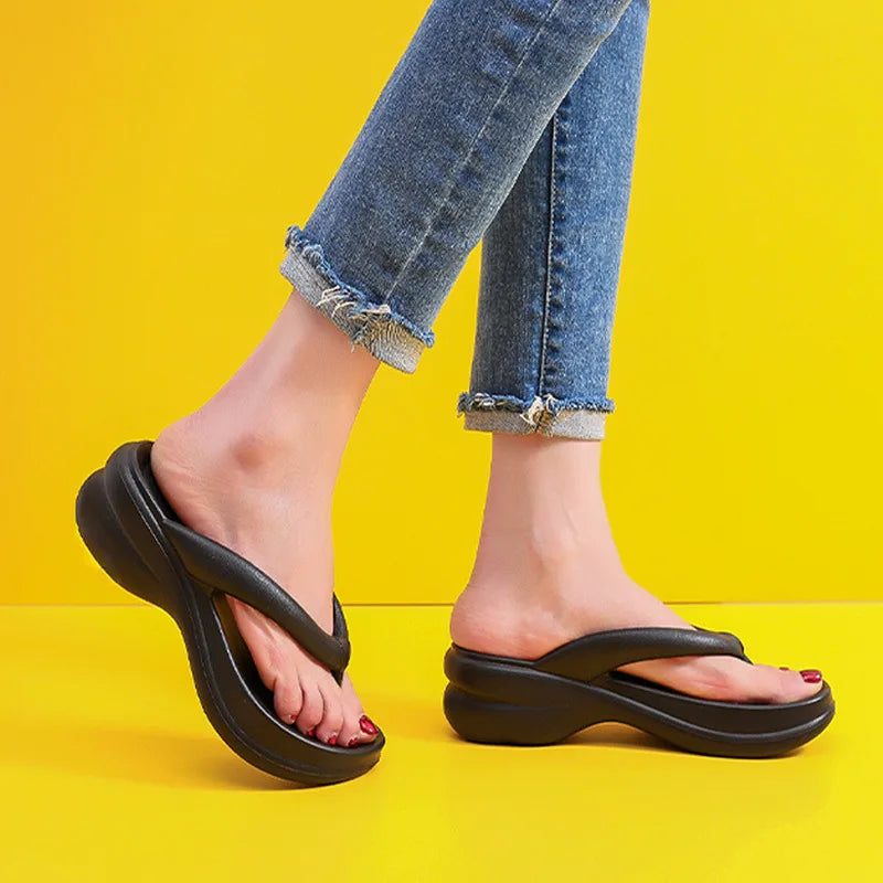 Stilrena slip-on damtofflor med bekväm fotbädd, eleganta kilklackar perfekta som sommarskor.