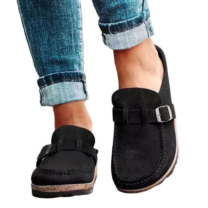 Bekväma slip-on loafers för kvinnor med elegant spänne. Perfekta vardagsskor för dam.